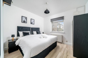 Stylish ground floor 2 bed flat near station